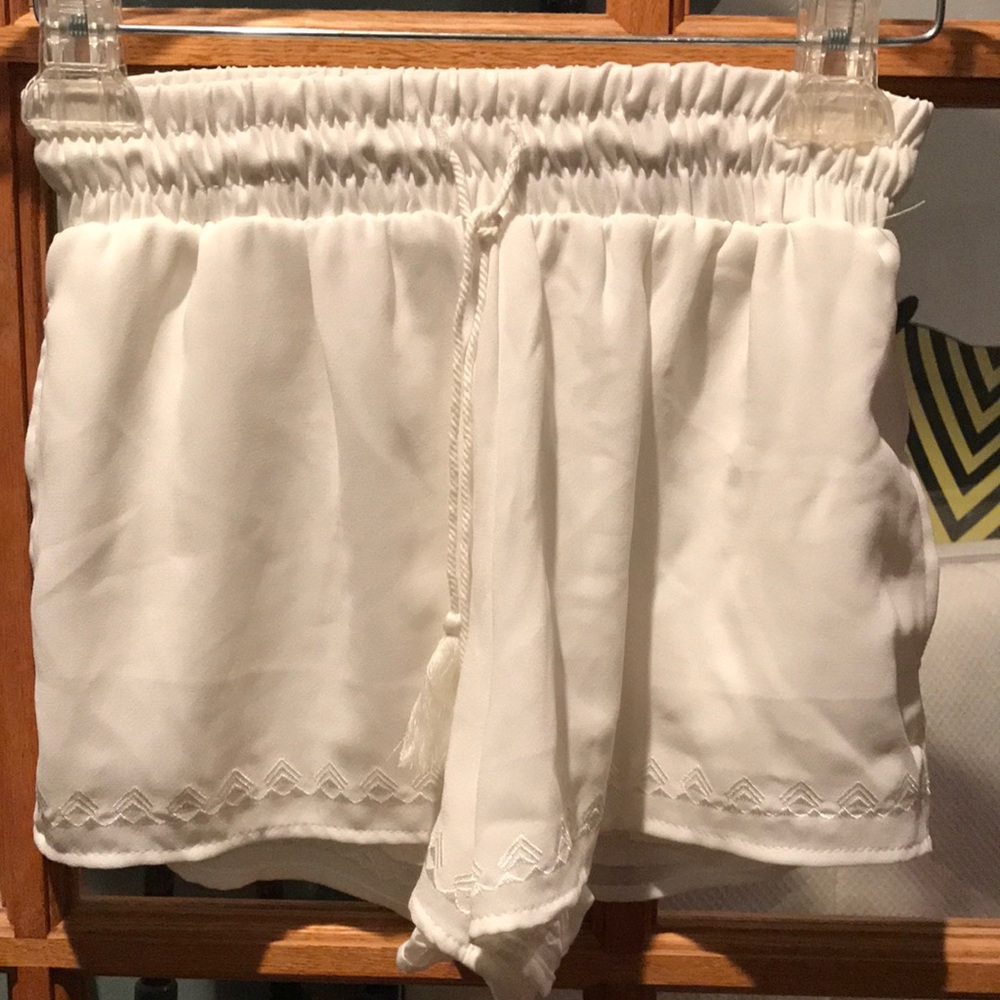 Kendall & Kylie size xs women’s short. Drawstring waist and lined.